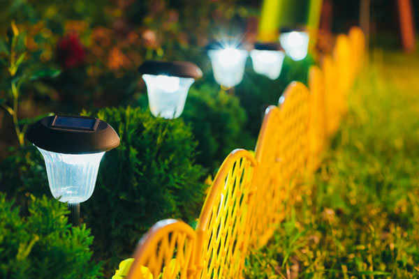 Lampy solarne w ogrodzie 